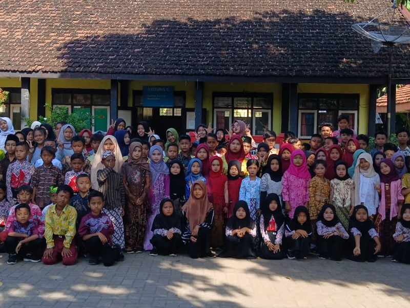 MEMPERINGATI HARI KARTINI